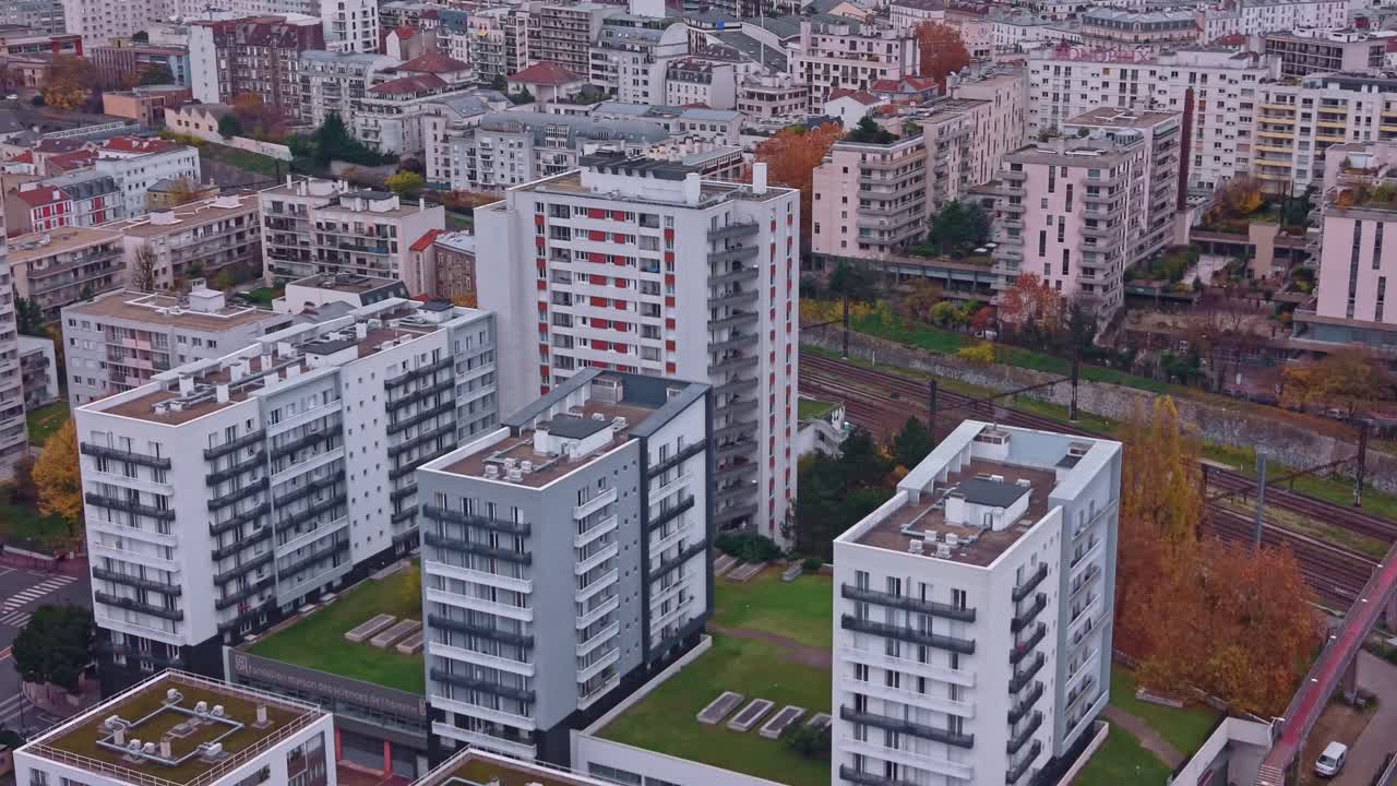 Complexos de apartamentos modernos em Saint-Maurice cercados pelo verde do outono visto de cima, Val-de-Marne, França