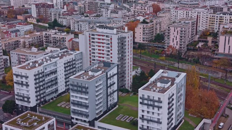 Complexos de apartamentos modernos em Saint-Maurice cercados pelo verde do outono visto de cima, Val-de-Marne, França