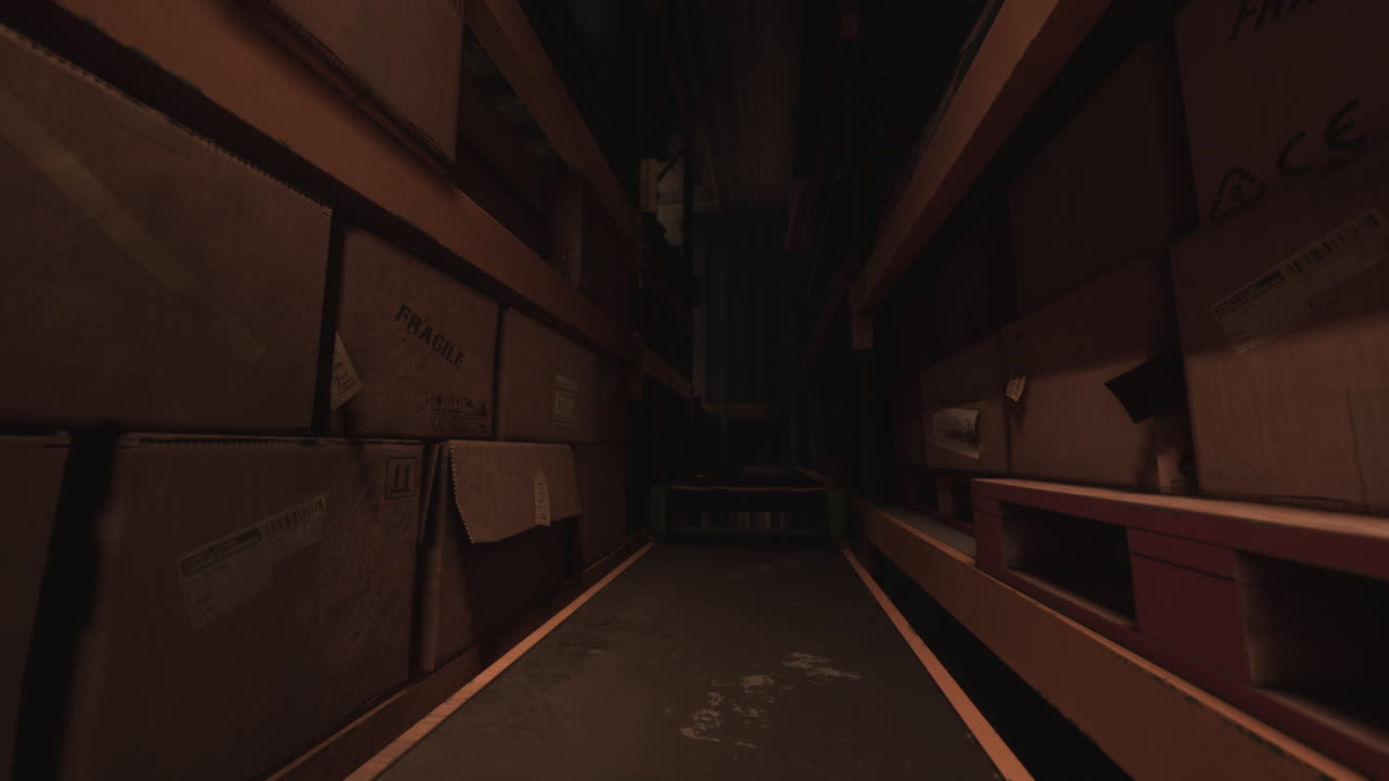상자 와 팔레트 가 있는 빈 창고 통로