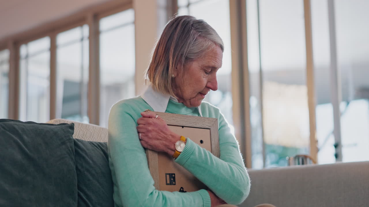 Donna anziana triste, foto di un abbraccio