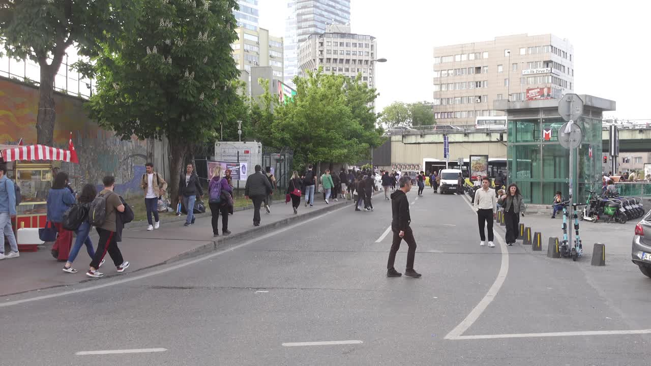 교통과 건물이 배경으로 바쁜 도시 거리에서 는 사람들