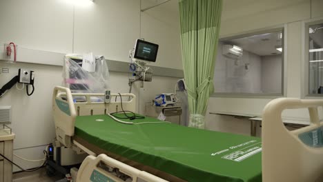 Patient-Ward-with-Equipment,-Nobody