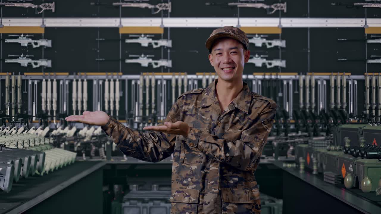 Seorang tentara pria Asia tersenyum dan menunjuk ke samping di Gudang Senjata Militer