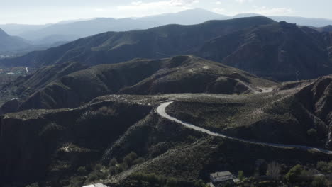 Impresionante-Paisaje-De-Montaña-Con-Telón-De-Fondo-Brumoso-Y-Verdes-Colinas-Onduladas