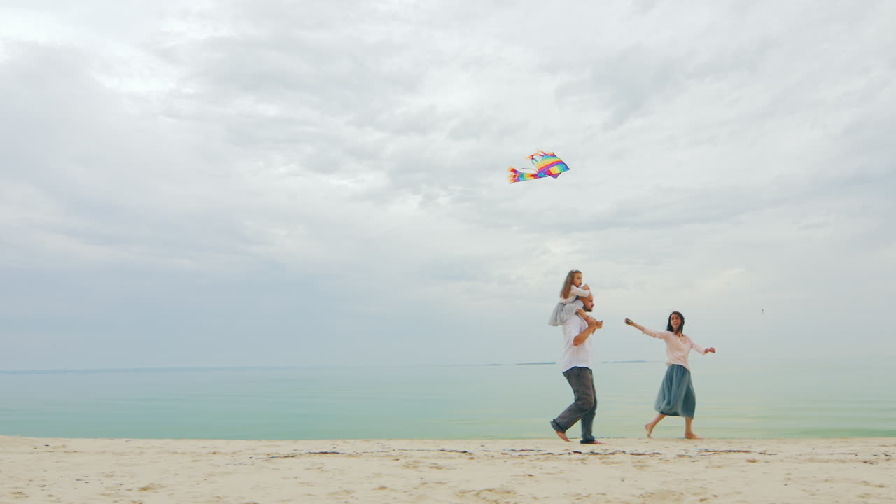 딸과 함께 노는 친절한 젊은 가족 연 날리기 02