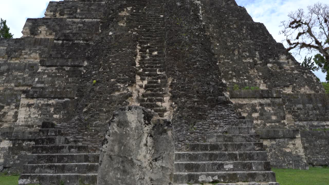 una pirámide en la ciudad maya más grande del mundo, tikal, guatemala