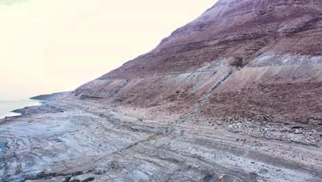 toma de drones de la vista del paisaje montañoso del desierto en la orilla del mar muerto, la ubicación de israel son las aguas termales del mar muerto
