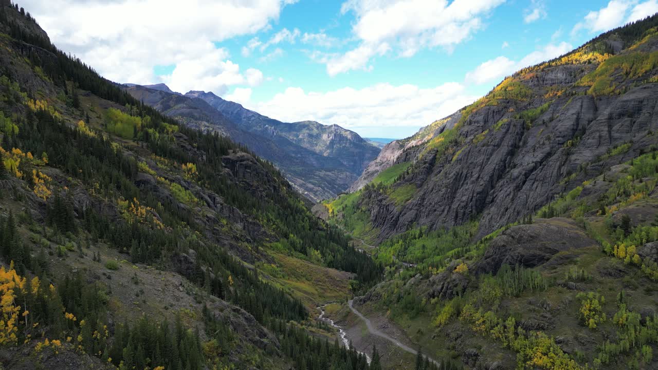 Maestosa vista sulla valle nelle Montagne Rocciose del Colorado.