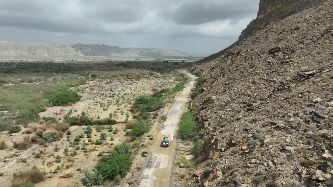 아름다운 힌골 발루치스탄 계곡에서 차량을 따라가는 드론 영상
