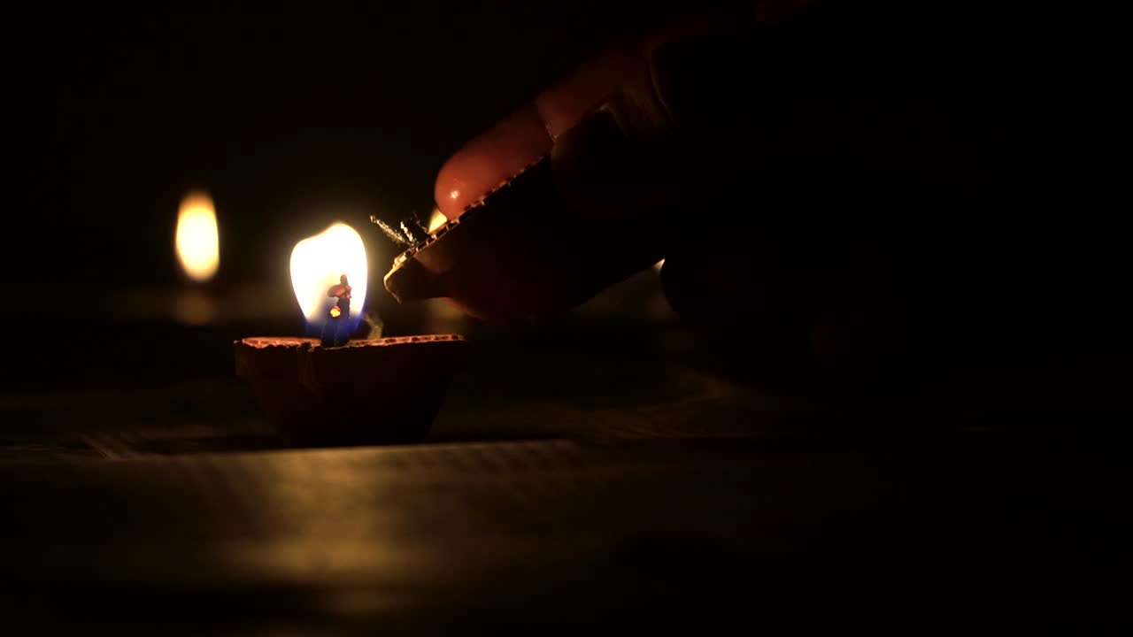 디바(diva)라고도 불리는 디왈리 디야(diwali diya)