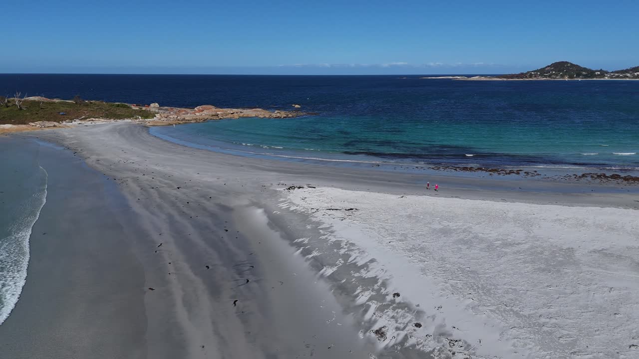 오스트레일리아의 하 모래와 파란 물을 가진 놀라운 해변의 4k30 에픽 드론 뷰