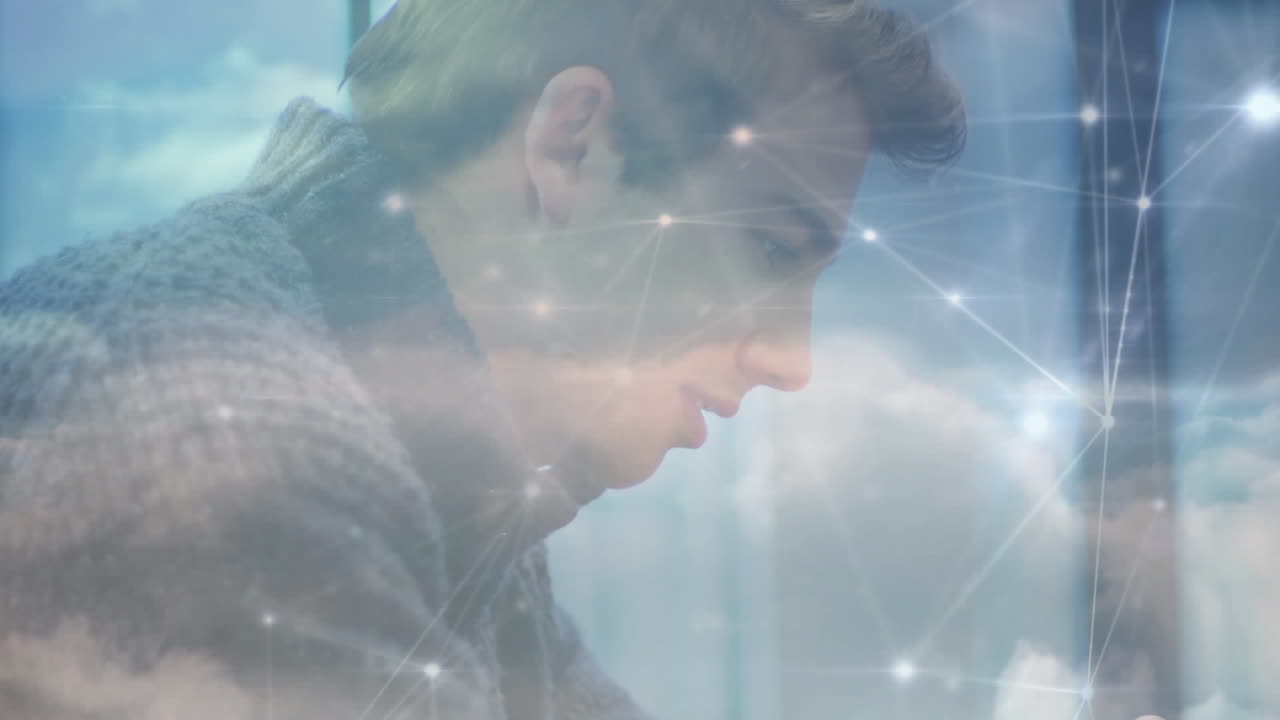 анимация сетей соединений с иконами над человеком с помощью планшета