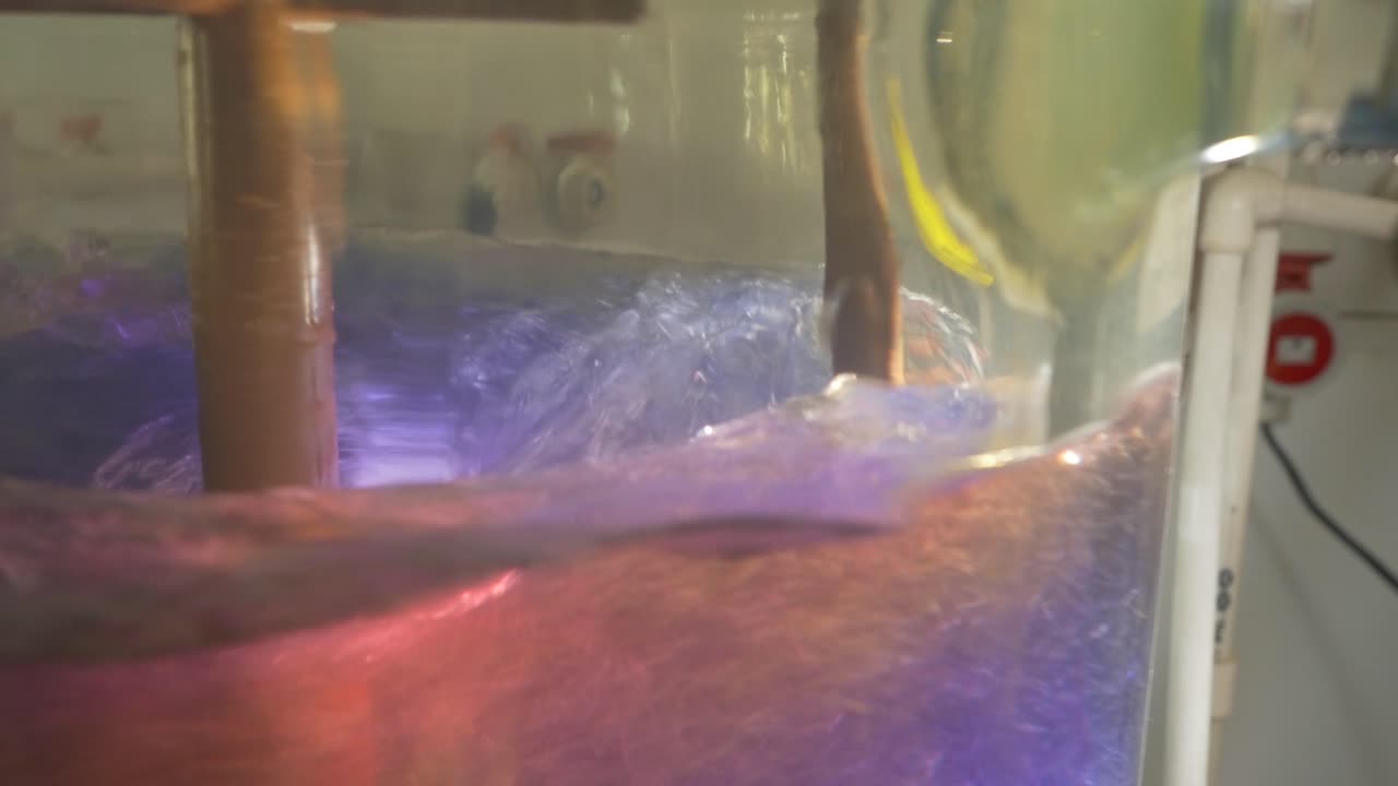 биореактор с желтой жидкостью