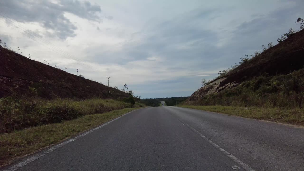 테라가 (telaga) 로 가는 고속도로에서 빠르게 운전하는 공기 시 마을 쿠칭 (kuching), 사라와크 (sarawak)