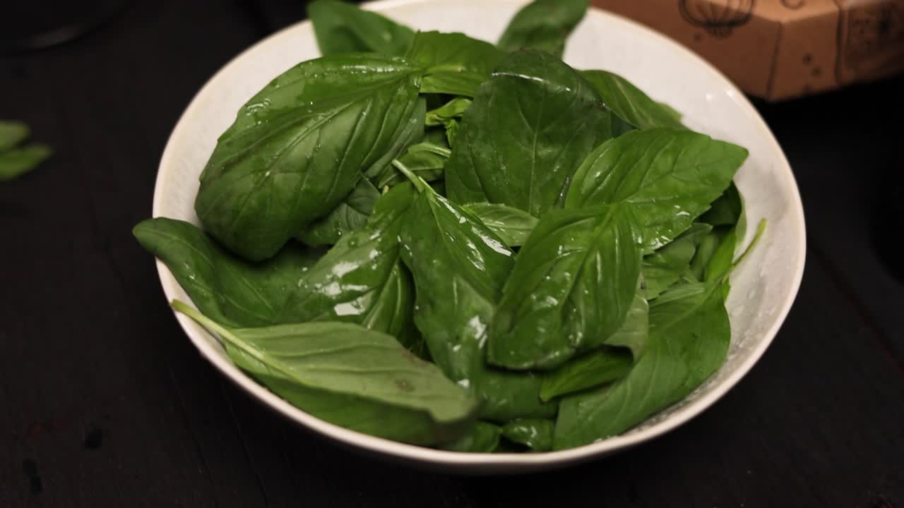 albahaca fresca en un cuenco