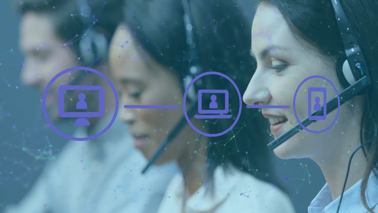 animación de iconos de medios sobre diversas personas de negocios que usan auriculares de teléfono en la oficina