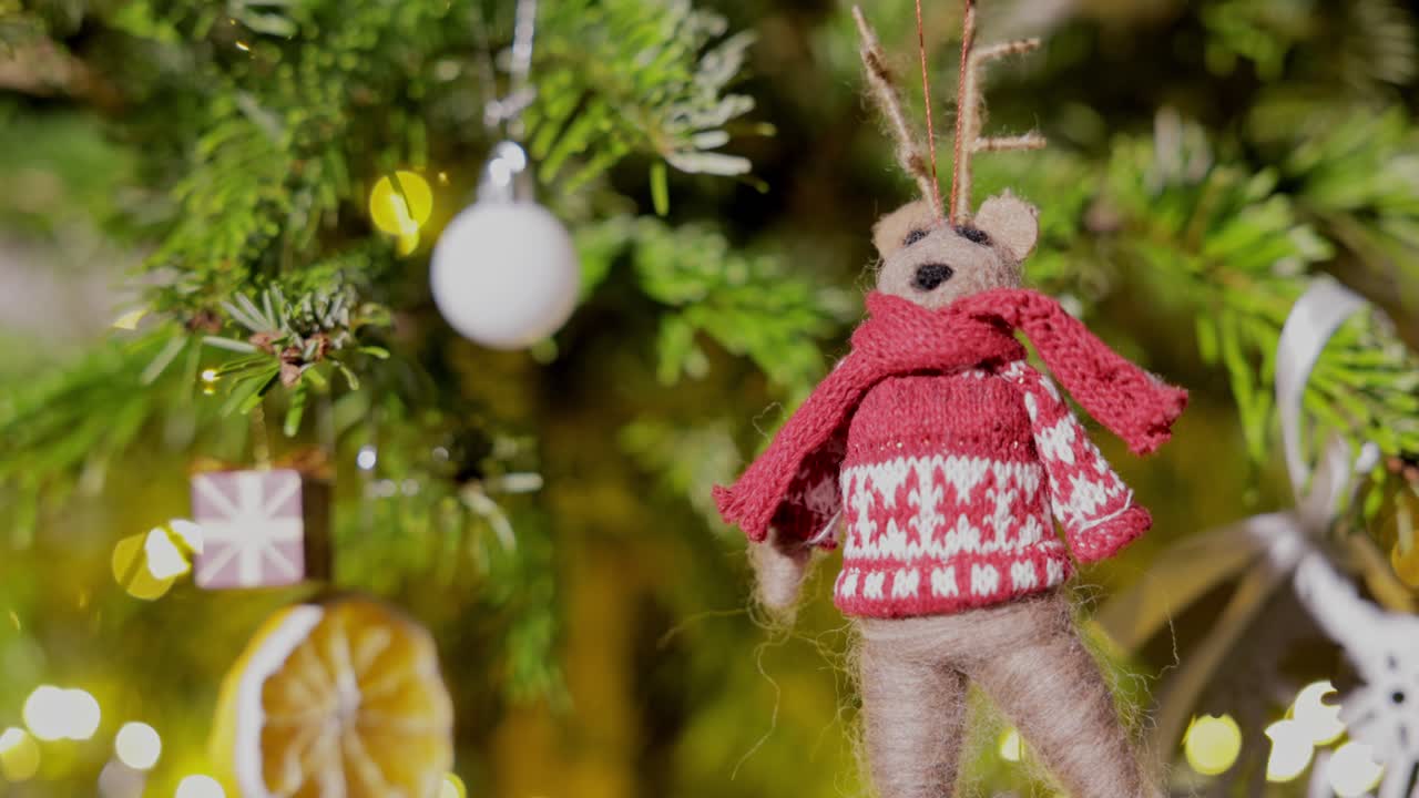 las luces relucientes que decoran el árbol de navidad - de cerca