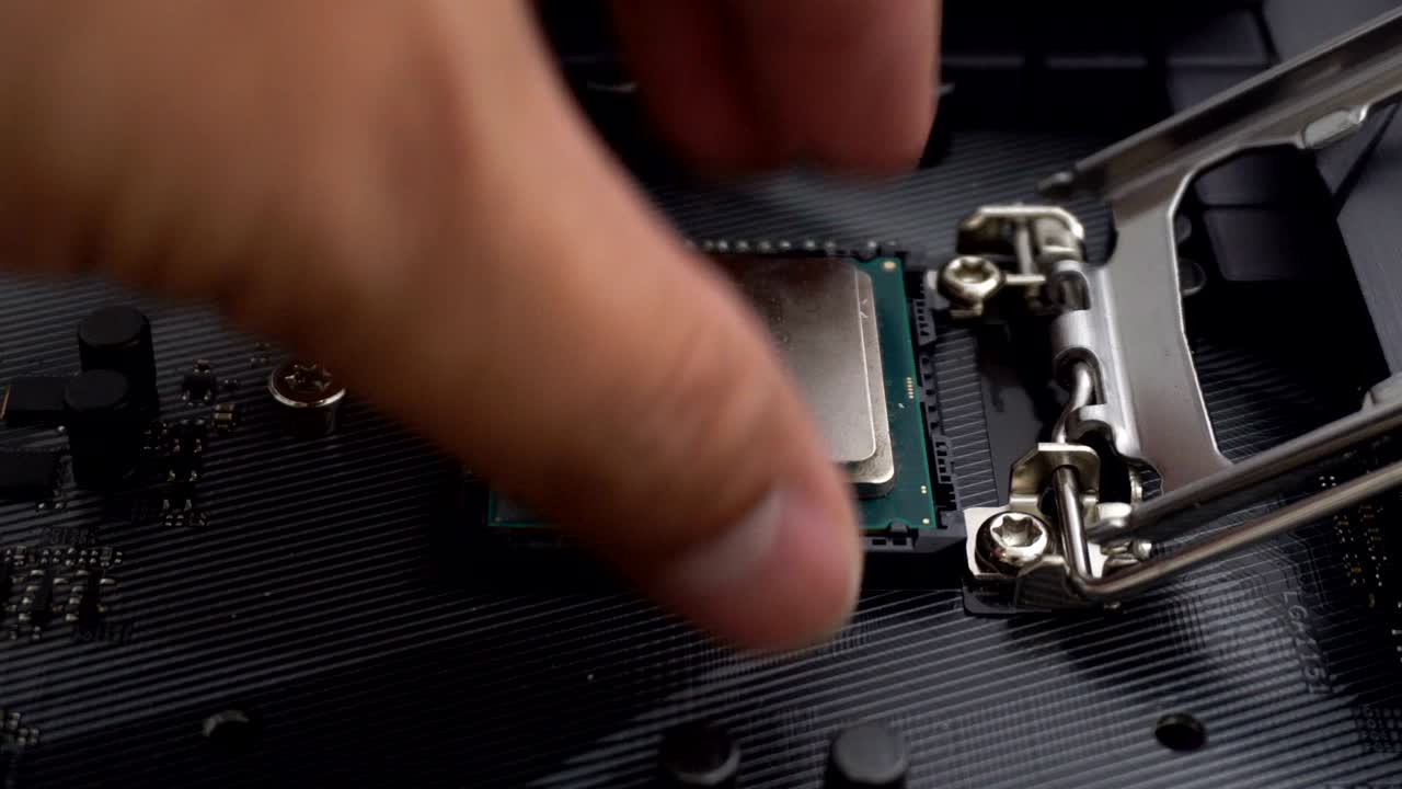 기술자가 cpu 마이크로프로세서에서 메인보드 소켓을 제거하고 교체합니다.