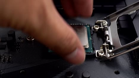 técnico quitando y reemplazando el microprocesador de la cpu en el enchufe de la placa base.