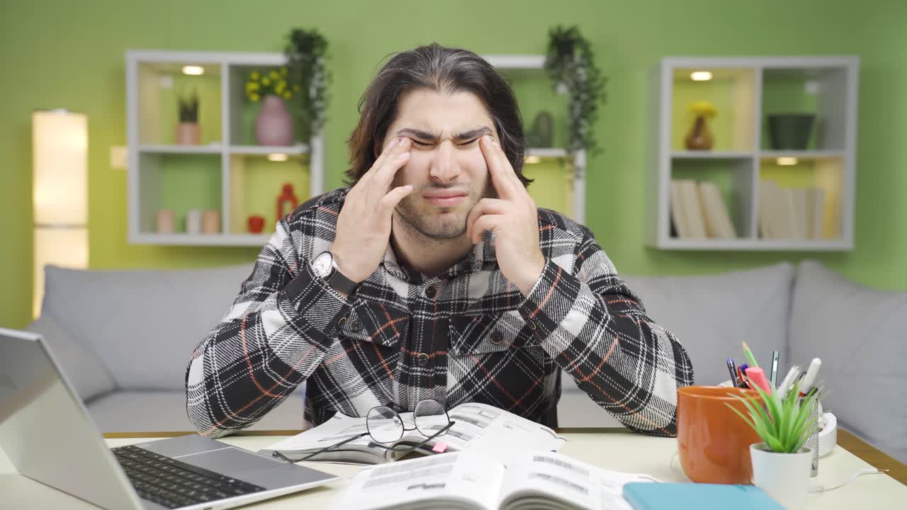 joven con sensibilidad en los ojos y dolor.