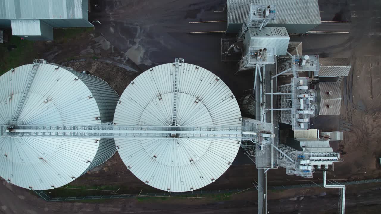 enormes tanques para el almacenamiento y secado de granos