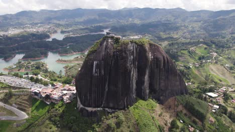 Panoramic-aerial-orbit-around-El-Penon-de-Guatape-rock-ledge-overlook