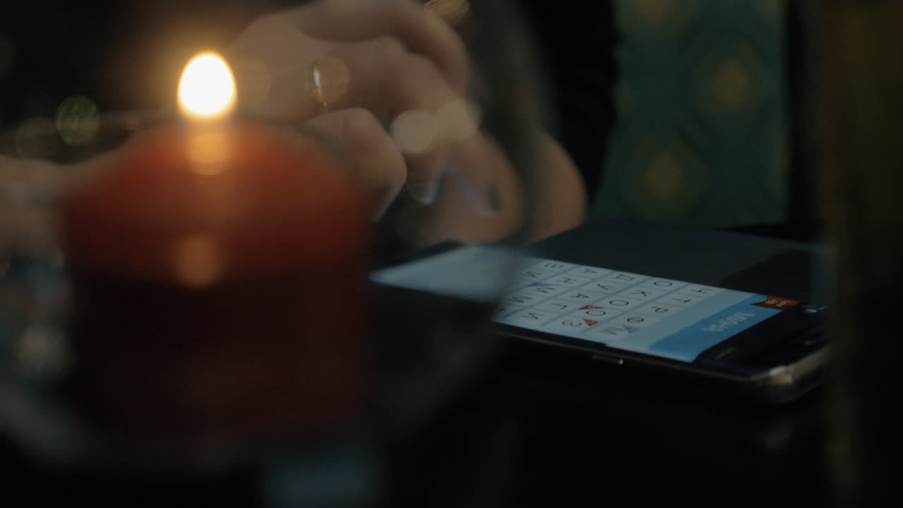 Donna che gioca a un gioco di parole sullo smartphone