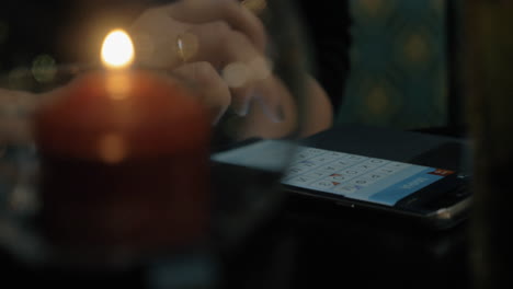 mujer jugando al juego de palabras en el teléfono inteligente