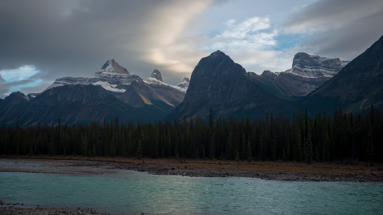 lapso de tiempo de la naturaleza prístina de canadá, nubes moviéndose sobre el río glacial y picos nevados por la ruta escénica de icefields parkway
