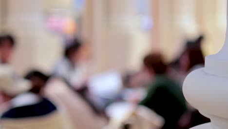 personas que estudian en un entorno de biblioteca
