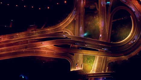 vista aérea nocturna de una intersección de autopista caminos de tráfico en la noche de moscú