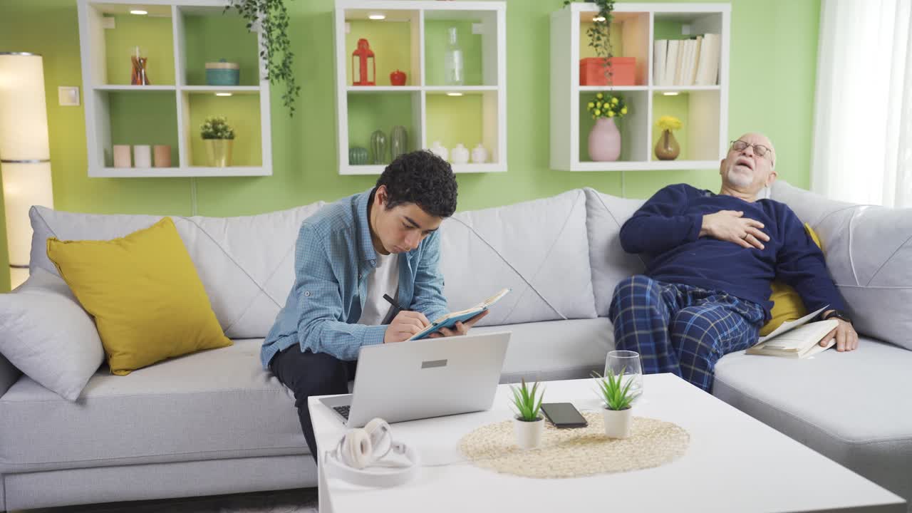 집에 사는 손자는 할아버지가 아프다는 것을 보고 겁에 질려 그를 도와주려고 합니다.