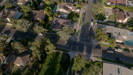 Aus-Der-Höhe-Kann-Man-Los-Angeles-Beobachten,-Wo-Ein-Stadtteil-Mit-Vielen-Straßen-Und-Wegen-Abgebildet-Ist-Und-Am-Straßenrand-Viele-Bäume-Zu-Sehen-Sind