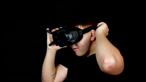 joven con gafas vr auriculares de realidad virtual con vista en primera persona, primer plano