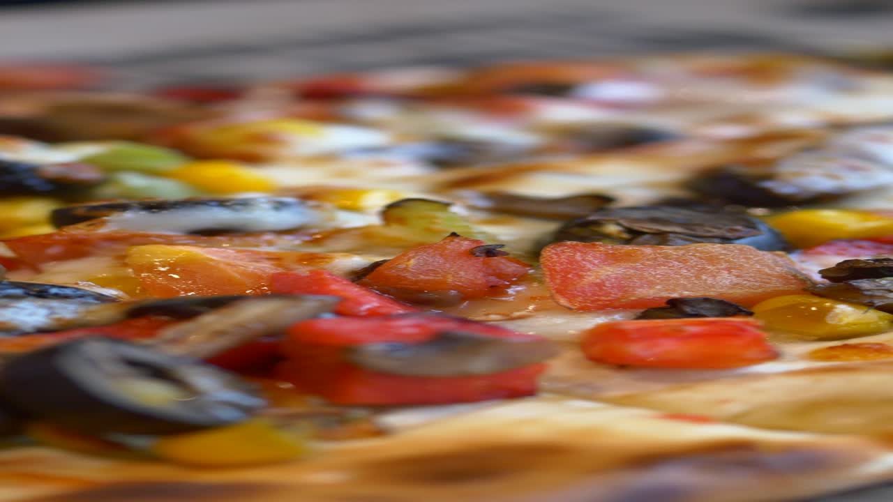 Pizza Vegetariana com Tomates, Cogumelos, Azeitonas, Milho e Queijo