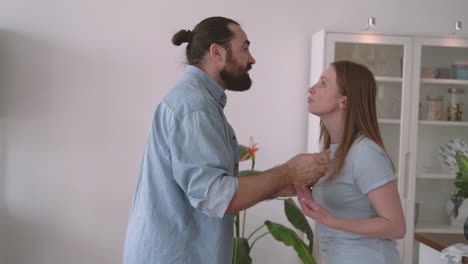 pareja discutiendo acaloradamente 2