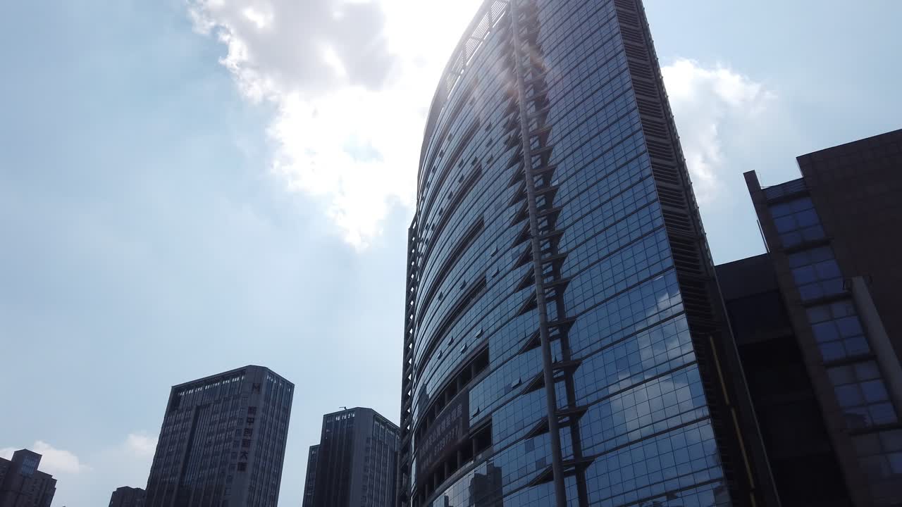 edificios modernos de vidrio y acero chinos con bloques alojados en el fondo