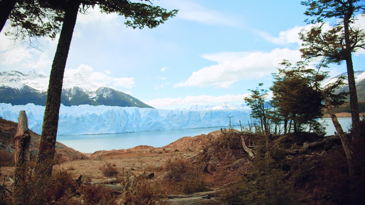 vista panoramica del parco nazionale dei ghiacciai di perito moreno dai colorati boschi autunnali, patagonia, argentina