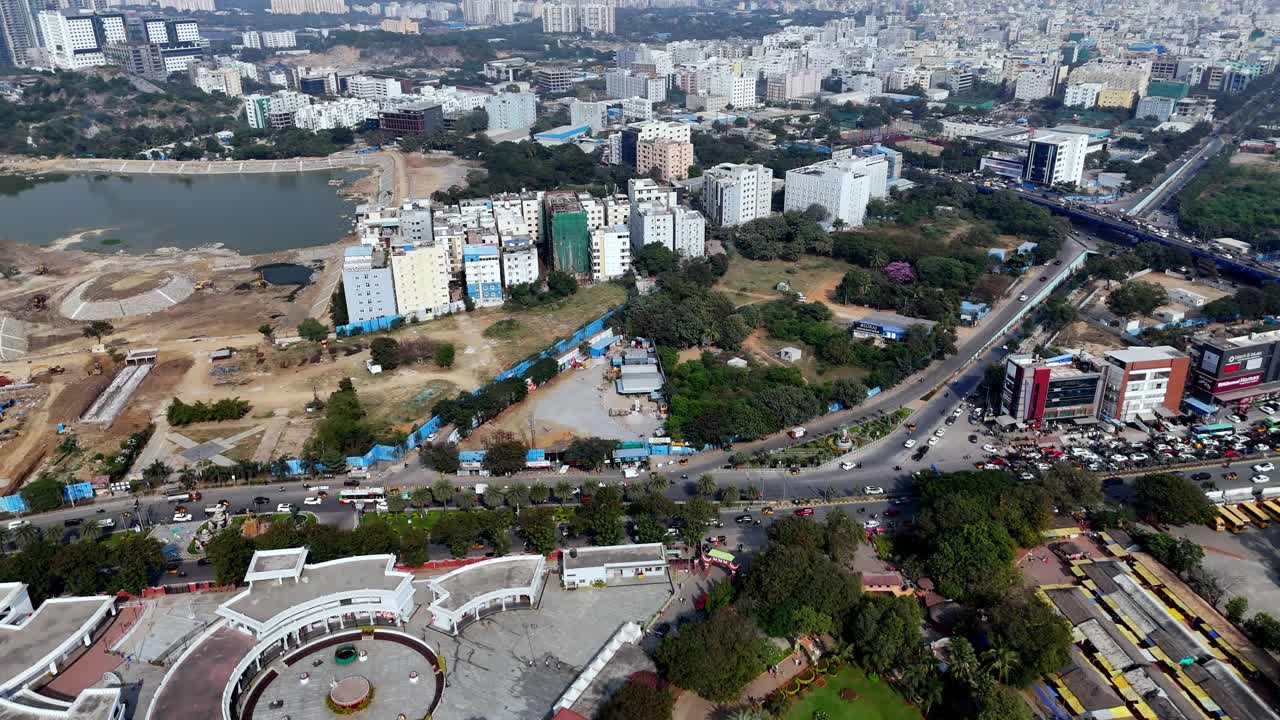 Nel cuore di Cyberabad — le altezze elevate delle Cyber Towers si ergono sopra i binari curvi della metropolitana e le strade trafficate, catturando il pulsare del corridoio IT di Hyderabad
