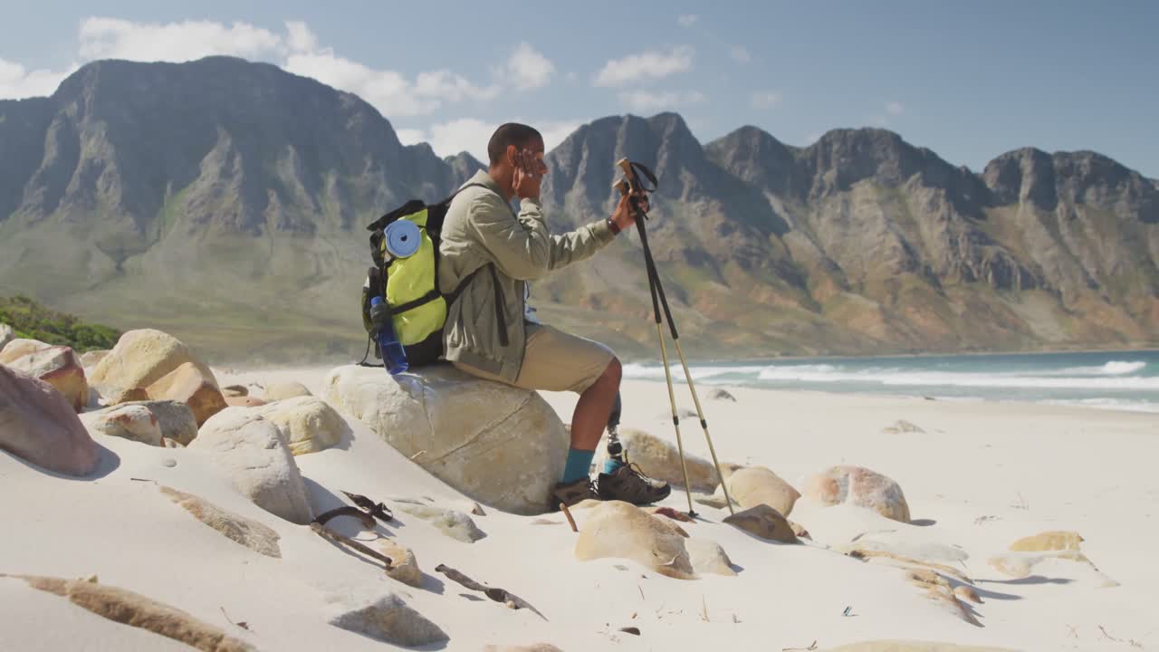 спортивный мужчина смешанной расы с протезом ноги