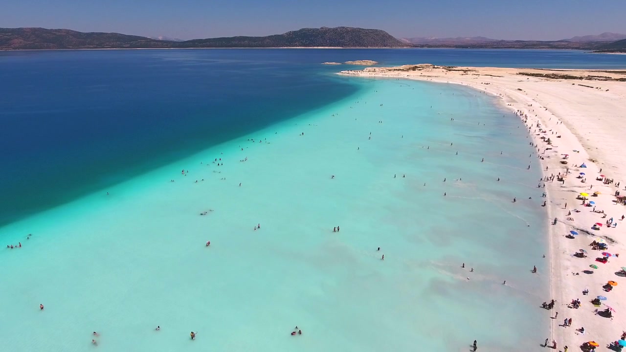 Vista Aérea da Praia do Lago Salda com Água Turquesa e Turistas