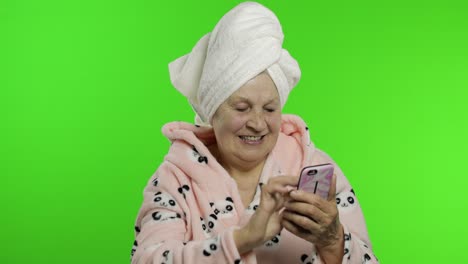 Abuela-Anciana-En-Bata-De-Baño.-Anciana-Usando-La-Aplicación-De-Redes-Sociales-En-El-Teléfono-Inteligente