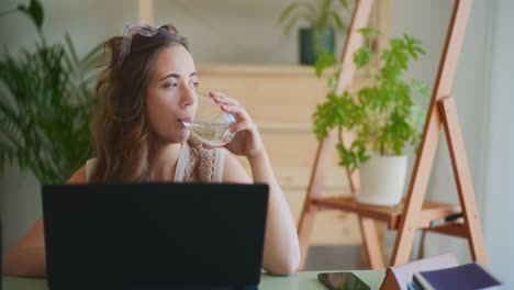 Frau-Im-Büro-Trinkwasser-Zufriedenheit-Erfolg-Inspiriert-Positiv