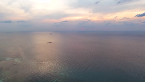 Costa-Tropical-Con-Playa-De-Arena-Y-Horizonte-Oceánico-En-Tailandia,-Vista-Aérea