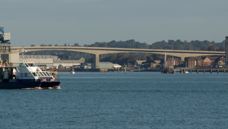 Hythe-Fähre-In-Solent,-Southampton,-Mit-Itchen-Mautbrücke-Im-Hintergrund