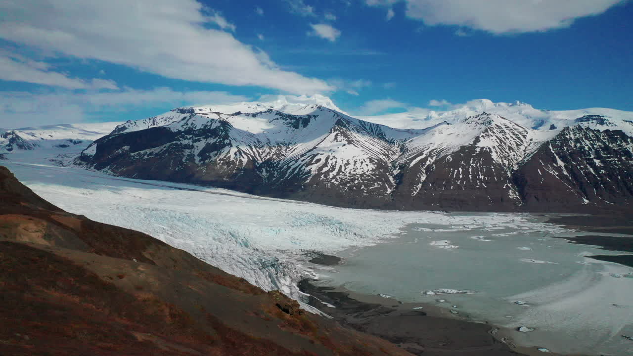 Persone in piedi di fronte al ghiacciaio innevato Skaftafellsjökull nell'Islanda del Sud durante l'inverno - ripresa con drone.