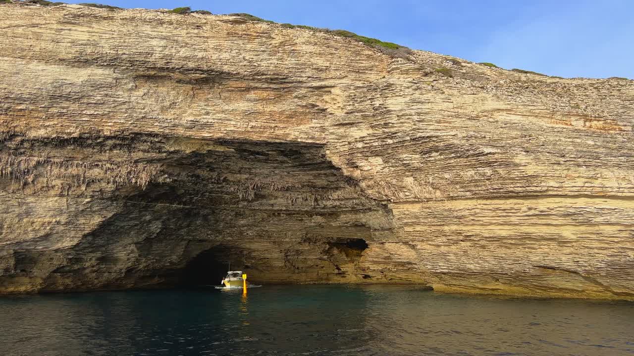 barco turístico sale de bonifacio cliffs st antoine cave en córcega, francia