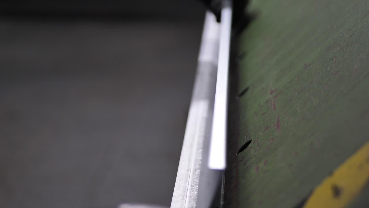 сгибание металла на тяжелом устройстве