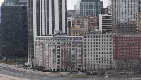 rascacielos residenciales y condominios de lujo en la orilla del lago michigan en chicago, illinois, estados unidos