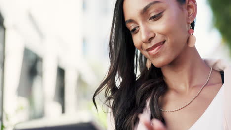 Business-woman,-tablet-and-smile-in-the-city